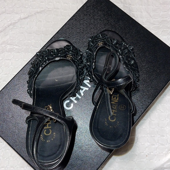 Chanel camellia flower leather black heels - Picture 4 of 4